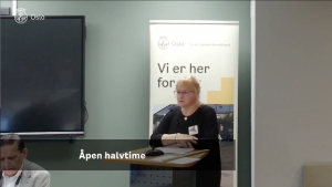 medlem aksjonsgruppen BSNProtest står på talerstolen.